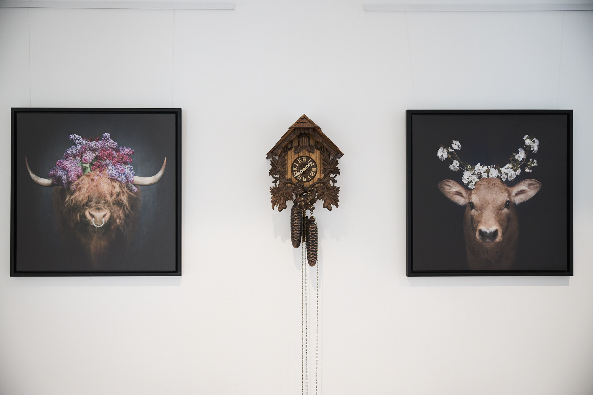 Detailaufnahme von dem Praxisschild an der Eingangstür